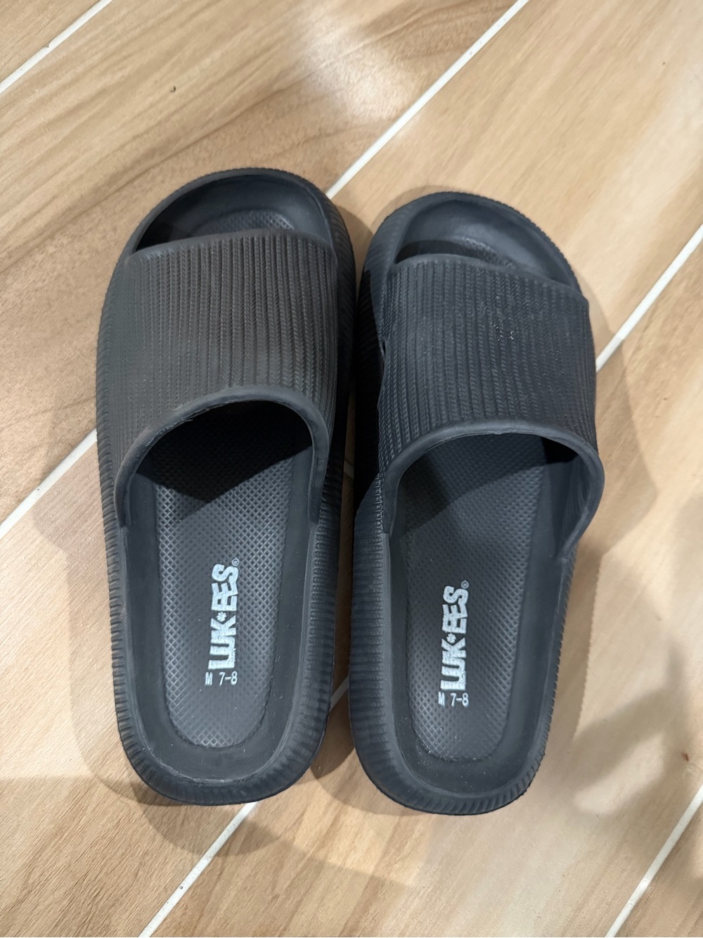 LUK-EES Black Slide Sandals. LIKE NEW. SIZE RUNS SMALL. PLEASE READ BELOW 👇🏼